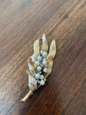 Vintage Gold-Tone Pearl Cluster Leaf Brooch - Women Jewelry